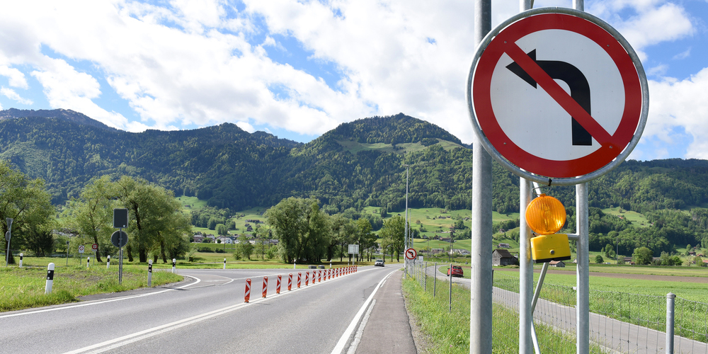 Im Sommer soll das Linksabbiegeverbot aufgehoben und durch eine provisorische Einspurstrecke sowie eine Lichtsignalanlage ersetzt werden. Wenn die Trägerschaft der Speerstrasse geklärt ist, kann eine definitive Lösung des Knotens gesucht werden. (Bild: Franz Feldmann)