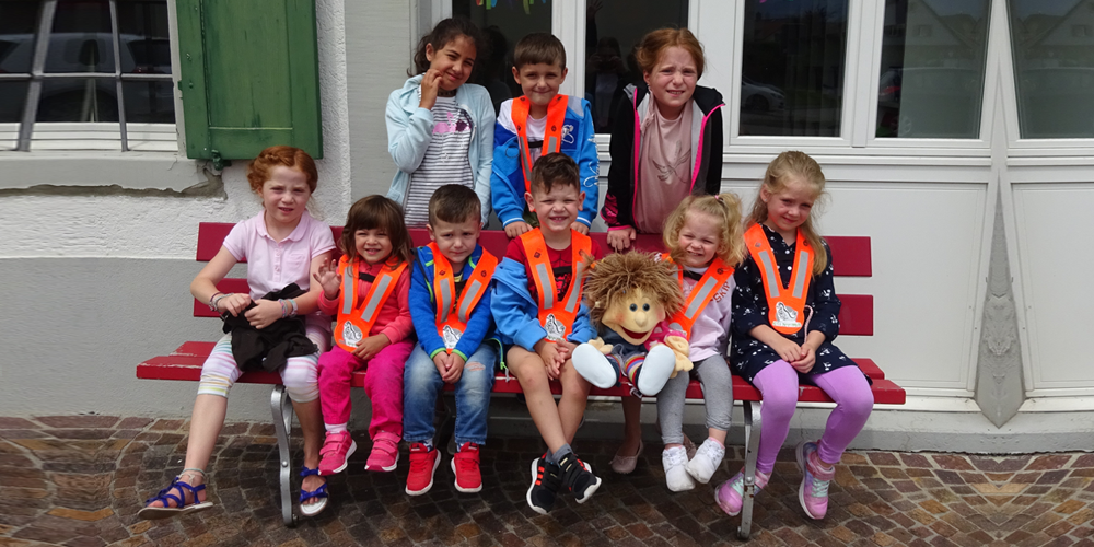 Die Kinder der Kita Nepomuk Eschenbach mit ihrem Maskottchen Ilselotte Kecksberg, welches sie jeden Tag ins Altersheim Mürtschen begleitet