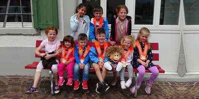 Die Kinder der Kita Nepomuk Eschenbach mit ihrem Maskottchen Ilselotte Kecksberg, welches sie jeden Tag ins Altersheim Mürtschen begleitet