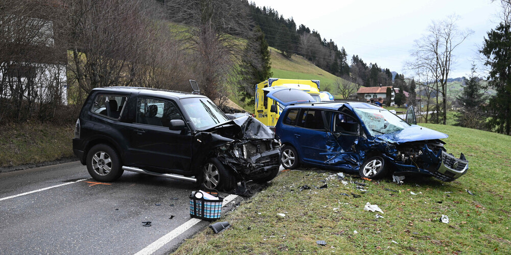 Beide Autos wurden demoliert.