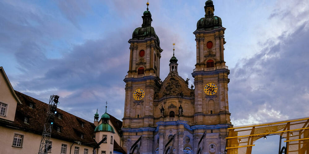 Zwei Kantonsräte fordern in einer Motion, dass der Kanton St. Gallen ein Prozent seiner Ausgaben der Kultur zukommen lässt. Im Bild eine Opern-Szene bei den St. Galler Festspielen 2023 auf dem Klosterplatz. (Archivbild)