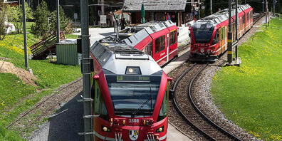 Die RhB muss wegen Lokpersonalmangel drei Prozent ihrer Zugleistungen ersetzen. Betroffen ist unter anderem die Linie von Chur nach Arosa. (Archivbild)