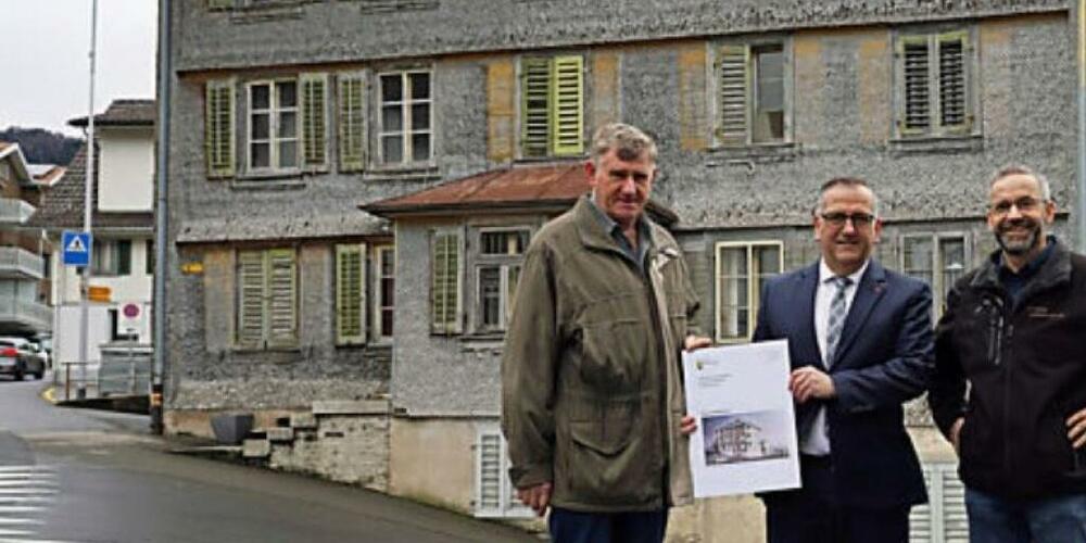 Der Schwyzer Bildungsdirektor Michael Stähli (Mitte/mitte) mit Gemeindepräsident Felix Reichlin und Kantonsrat Max Helbling (SVP) vor dem "Pfrundhaus"