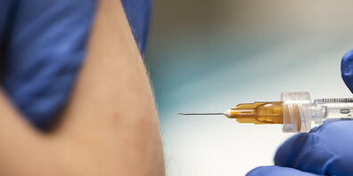 Der Kanton Graubünden trägt neu die Kosten für in Apotheken verabreichte Covid-19-Impfungen. (Symbolbild)