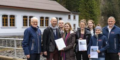 In Minne präsentieren Hans Bless (ebs), Daniel Heusser (WWF Schweiz), Michael Erhardt (Pro Natura),Vera Ziltener (WWF Schwyz), Esther Leitgeb (Aqua Viva), Salome Steiner (Aqua Viva), Gianna Müller(ebs), Richard Föhn (ebs) vor der Muota die Ve...