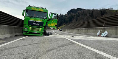 Ein Auto und ein Lastwagen stiessen frontal zusammen.
