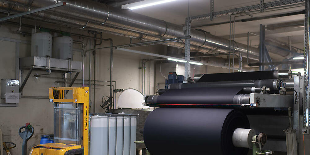 Möglicherweise rollen in Herisau Mitte des Jahres 2024 die letzten Meter veredelter Stoff vom Band der Cilander. Im Bild eine Maschine in einer Produktionshalle in Herisau. (Archivbild)