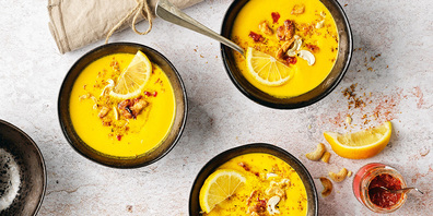 Kokos-Rüebli-Suppe mit Poulet und Cashew-Streuseln zum Nachkochen. 
