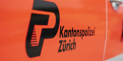 Die Kantonspolizei Zürich hat in Uster mutmassliche Ladendiebe verhaftet und Diebesgut im Wert von über zehntausend Franken sichergestellt.