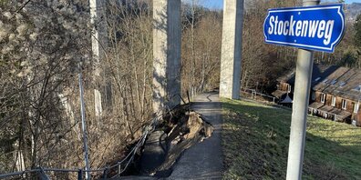 Der Weg rutschte samt Geländer ab.