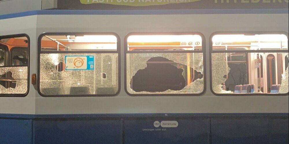 Kampfspuren: Einer der schwer beschädigten Tramwagen.