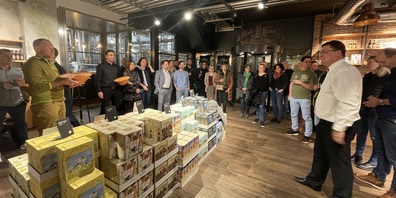 Der Gewerbeverein Gossau besichtigt die Brauerei Locher in Appenzell - und bedankt sich am Ende mit dem neu gelernten Zäuerli aus dem Jodelkurs mit Michael Koller.