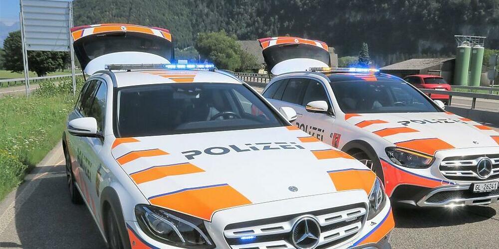 Die Glarner Polizei sucht die lenkende Person eines silbrigen Volvos, die am Donnerstag beim Autobahnzubringer in Niederurnen ein gefährliches Fahrmanöver vollführte. (Symbolbild)
