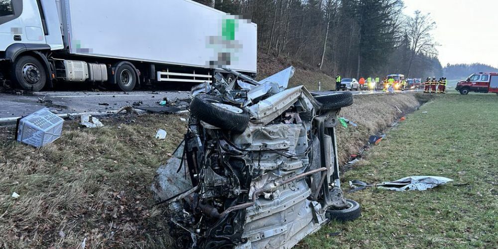 Der Wagen kam stark verformt auf dem benachbarten Feld zum Stillstand.
