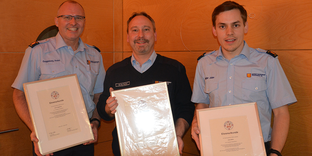 Drei Seeretter wurden für ihre lange Mitgliedschaft geehrt: (v.l.) André Guggisberg (10 Jahre), Obmann Patrick Binda (15 J.), Julian Müller (10 J.)