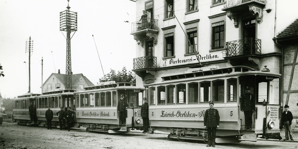 In diesem Gebäude wurde der Quartierverein gegründet. Das Bild ist ein wenig älter, damals hiess das Wirtshaus noch nicht «Casino». Die schön angeordneten Trams stammen von der privaten, 1897 gegründeten Strassenbahn-Gesellschaft Zürich-Oerlikon-Seebach (ZOS), die 1931 in die Städtische Strassenbahn Zürich, ab 1949 VBZ, integriert wurde.