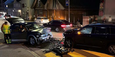 Die beiden Autos stiessen in Gommiswald SG frontal zusammen.