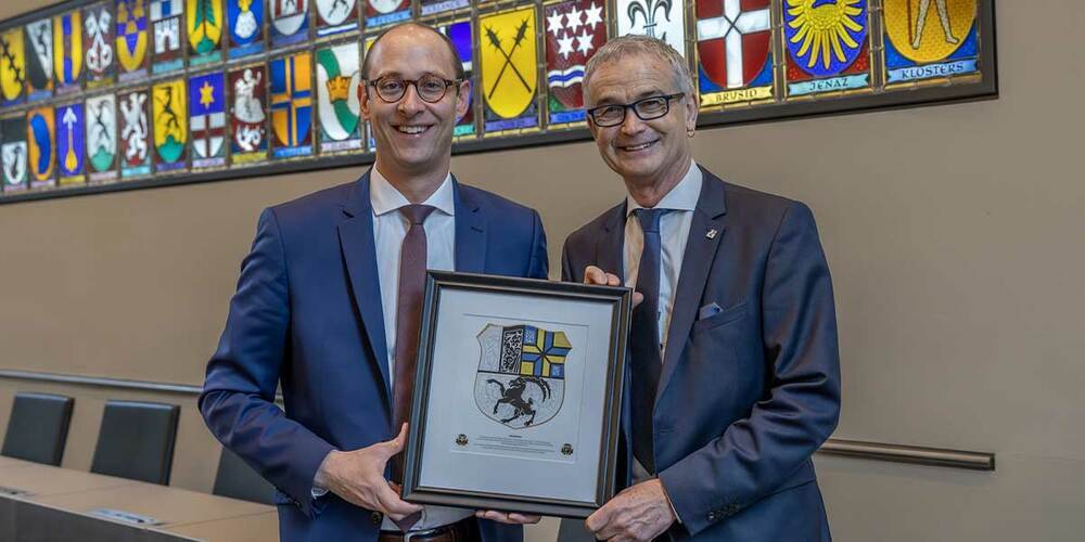 Übergabe des Kantonswappens von Martin Candinas an Franz Sepp Caluori.