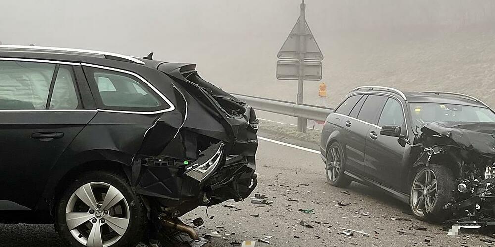 Etwa 20 Fahrzeuge wurden beschädigt, 7 davon total. Der Sachschaden beträgt mehrere Hunderttausend Franken.