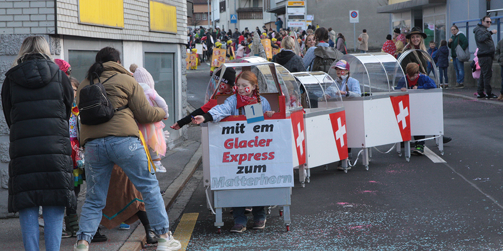 Auch der Glacier Express war an der Märchler Kinderfasnacht unterwegs.