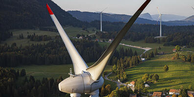 Windräder bei Sainte-Croix VD. Auch im Kanton Luzern sollen neue Windkraftanlagen gebaut werden. (Archivaufnahme)