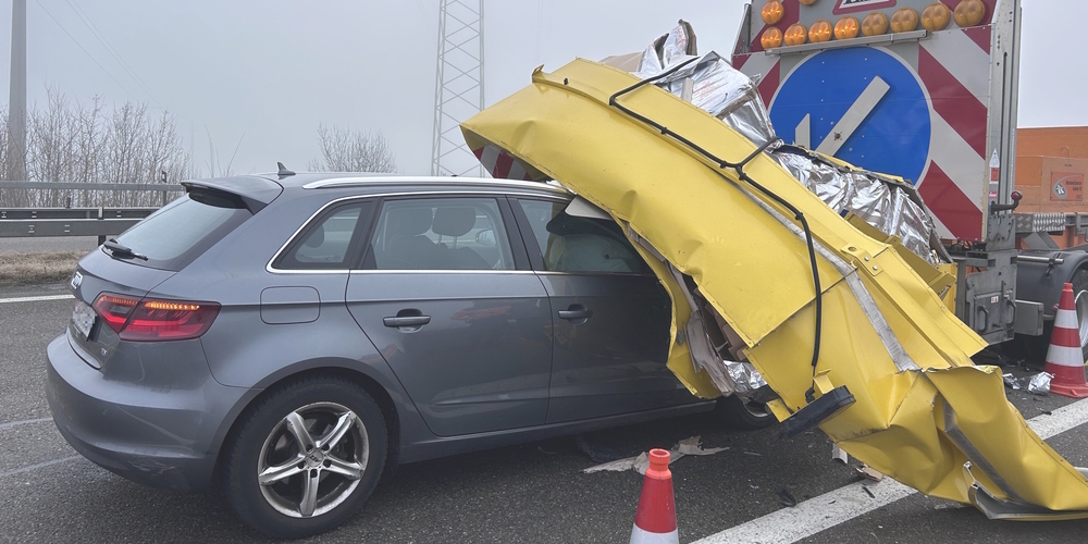 Aus bislang unbekannten Gründen prallte das Auto der Lenkerin (79) frontal in den Anpralldämpfer (r.) des Signalisations-Anhängers.