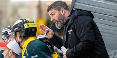 HC Thurgau-Assistenztrainer Beni Winkler spricht mit HCT Spielern.