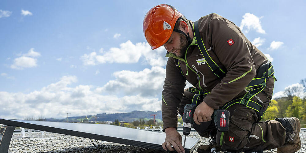Der Bau von Solarzellen auf dem eigenen Dach braucht im Kanton Zürich seit einem Jahr keine Baubewilligung mehr. Das Projekt muss lediglich noch gemeldet werden. Die Baudirektion ist mit dem bisherigen Erfolg des vereinfachten Verfahrens zufr...