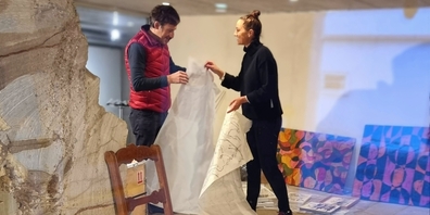 Work in progress: Chantal Hediger und Urs Schmid richten ihre Ausstellung raumSPIELraum in den Zeitfalten an der Obergasse 12 in Uznach ein.