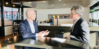 Rapperswil-Jona Lakers CEO Markus Bütler (l.) im Gespräch mit dem bekannten Sportjournalisten und Linth24 Chefredaktor Thomas Renggli zur Krise des SCRJ.