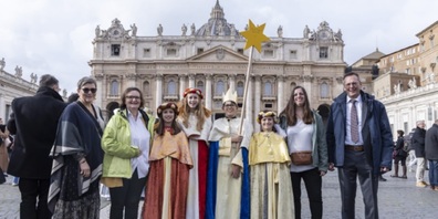 Die Schweizer Delegation auf dem Petersplatz. Im Bild v.l.: Nadia Brügger (von Missio), Beatrix Baur- Fuchs (Religionspädagogin aus der Seelsorgeeinheit Appenzellerland und Verantwortliche für das Sternsingen in der Pfarrei) Annina, Melanie, Lukas, Louis, Nadine Hardegger (Begleitperson) und Erwin Tanner (Missio Schweiz).