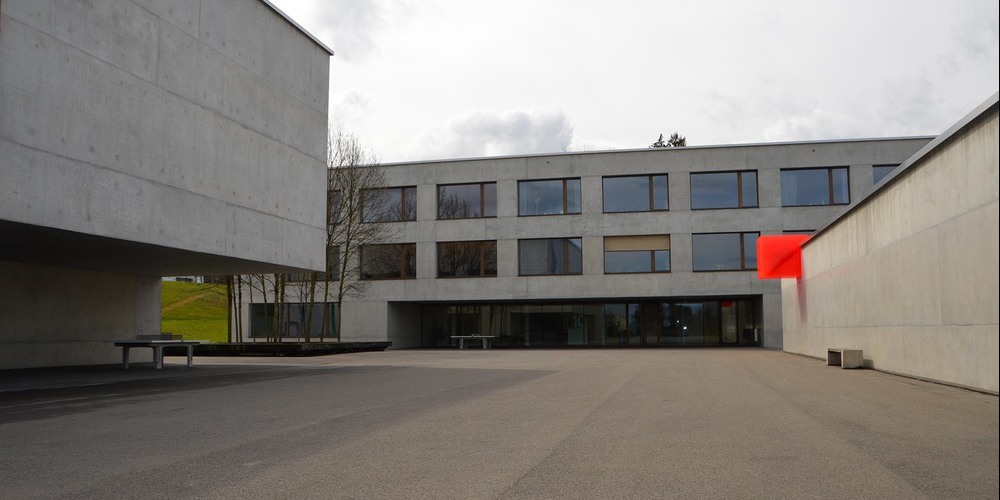 Das Leben ist von den Schulgeländen gewichen (im Bild das Schulhaus Weid in Pfäffikon). Nun wird zu Hause gebüffelt. (Bild: Archiv)