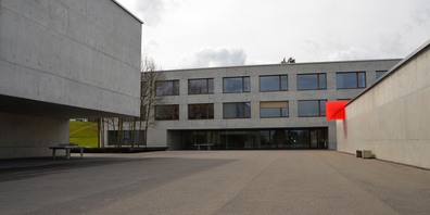 Das Leben ist von den Schulgeländen gewichen (im Bild das Schulhaus Weid in Pfäffikon). Nun wird zu Hause gebüffelt. (Bild: Archiv)