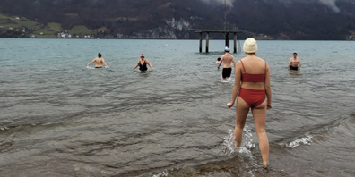 Entschlossen hinein: Ins kalte Wasser zu steigen, braucht schon etwas Mut.