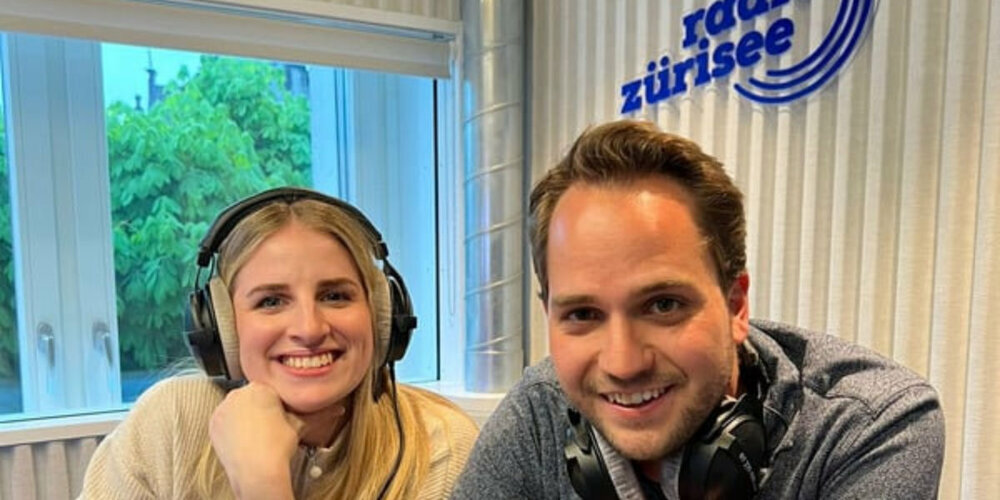 Isabelle Züllig (l.) und Mario Steiner vom Moderations-Team freuen sich über den Erfolg.