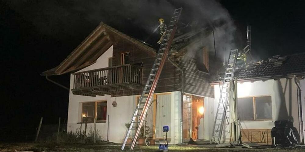 In einem Einfamilienhaus in Leggia GR brach in der Nacht auf Freitag ein Feuer aus.