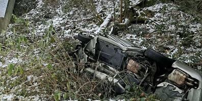 Das Wrack lag unterhalb der Felswand bei der Sagenmattstrasse in Luzern.