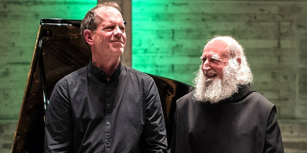 Pater Anselm Grün (r.) und Musiker David Plüss.