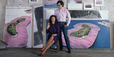 Christo und Jeanne-Claude in ihrem Atelier mit Arbeiten für ihr Projekt Surrounded Islands New York City. Archivbild 1981 Christo und Jean-Claude Foundation.
