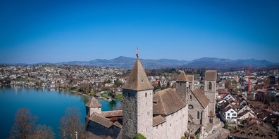 Mittwoch Nachmittag 8. April 2020: Mit Blick zum Himmel über Rapperswil - einmaliger Horizont ohne einen einzigen Kondensstreifen.