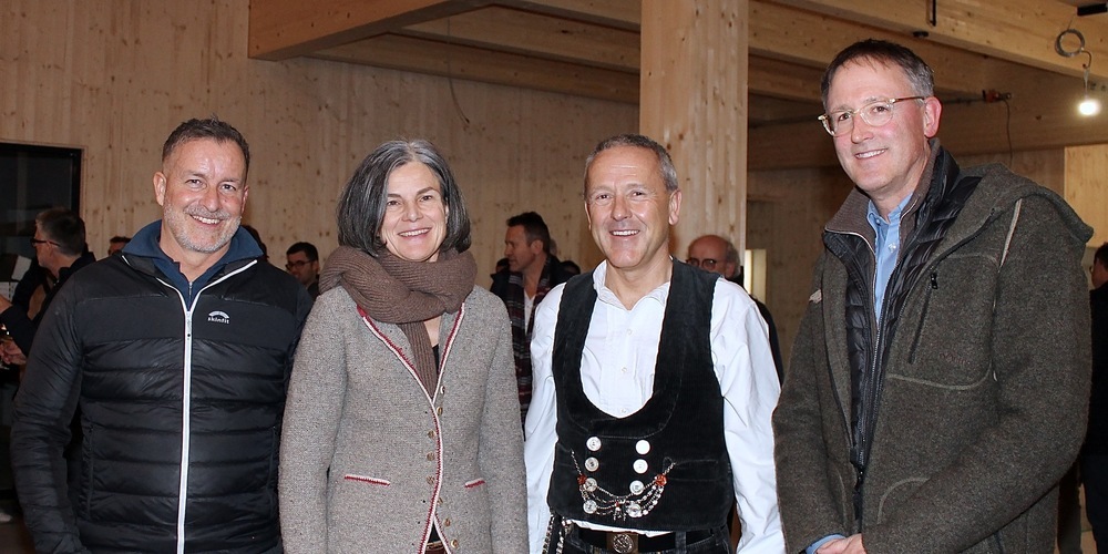 Gute Stimmung am Aufrichtefest des gelungenen Neubaus: Die Nüesch-Weine-CEOs Barbara (2.v.l.) und Sven Hulsbergen (rechts) sowie Tom Zünd (links) und Norbert Schönauer (2. v.r.), Geschäftsleitungsmitglieder der ausführenden Holzbaufirma Schönauer AG