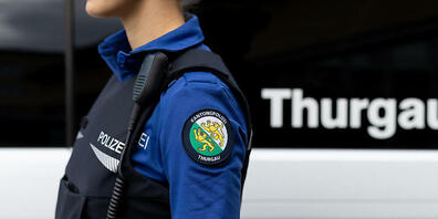 Die Kantonspolizei Thurgau hat am Samstagabend eine 25-jährige Schweizerin und ihren 19-jährigen Beifahrer festgenommen, die vor einer Polizeikontrolle geflüchtet waren. Die Schweizerin wurde als fahrunfähig beurteilt, gegen den Russen lag ei...