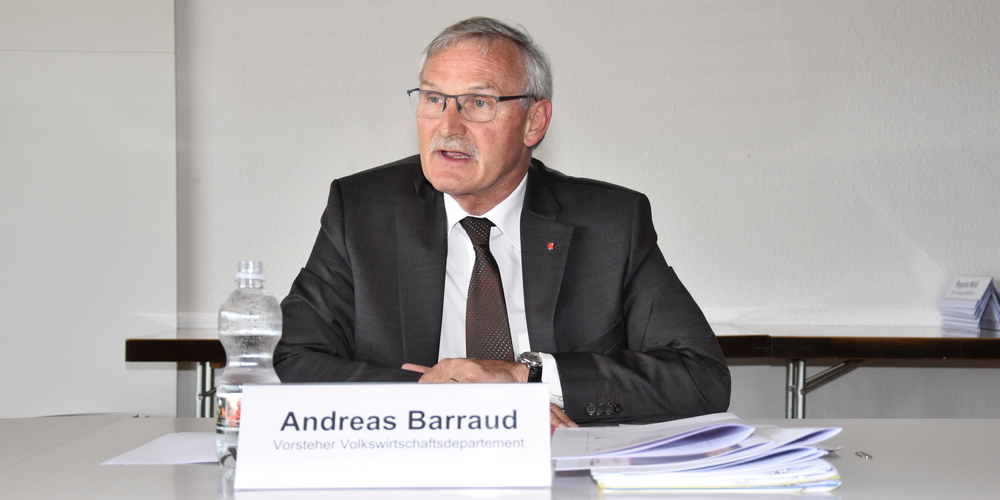 Volkswirtschaftsdirektor Andreas Barraud orientierte gestern über die wirtschaftlichen Massnahmen im Kanton Schwyz zur Bewältigung der Coronavirus-Krisen. (Bild: Stefan Grüter)