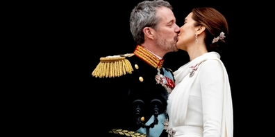 Der Königskuss: Frederik und Mary nach ihrer Krönung auf dem Schlossbalkon.