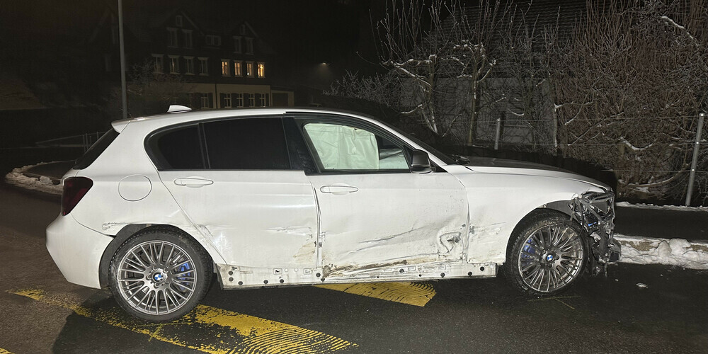 Das Auto rammte eine Stützmauer.