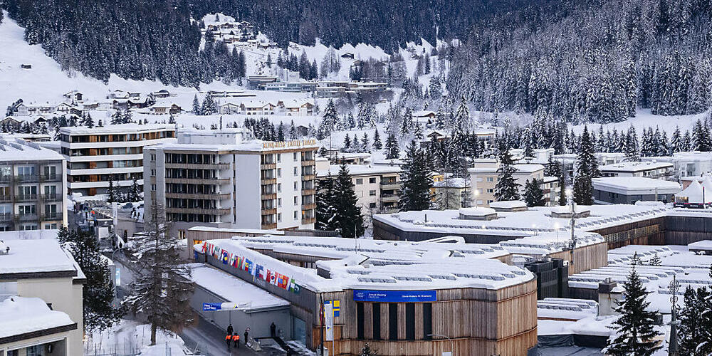 Blick auf die Stadt Davos mit dem Kongresszentrum. Die geltende Planungszone über das Gemeindegebiet wurde bis 20. Januar 2025 verlängert.