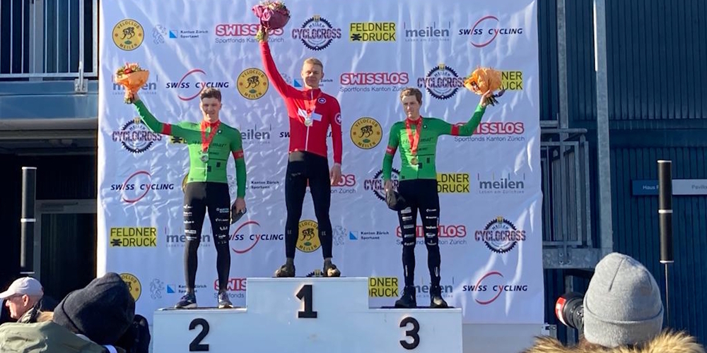 Zum vierten Mal in Folge U23-Schweizermeister im Radquer: Dario Lillo vom VeloClub Eschenbach (Mitte).