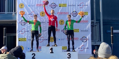 Zum vierten Mal in Folge U23-Schweizermeister im Radquer: Dario Lillo vom VeloClub Eschenbach (Mitte).
