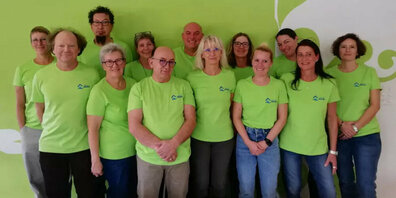 «Alli fürs Halli»: Gemeinderätin Manuela Burkhalter (vorne, vierte von rechts) und Abteilungsleiter Nardo Gramatica (hinten, vierter von rechts) und das neue eingekleidete Team des Hallenbades freuen sich auf die Neueröffnung am 13. April 2024.