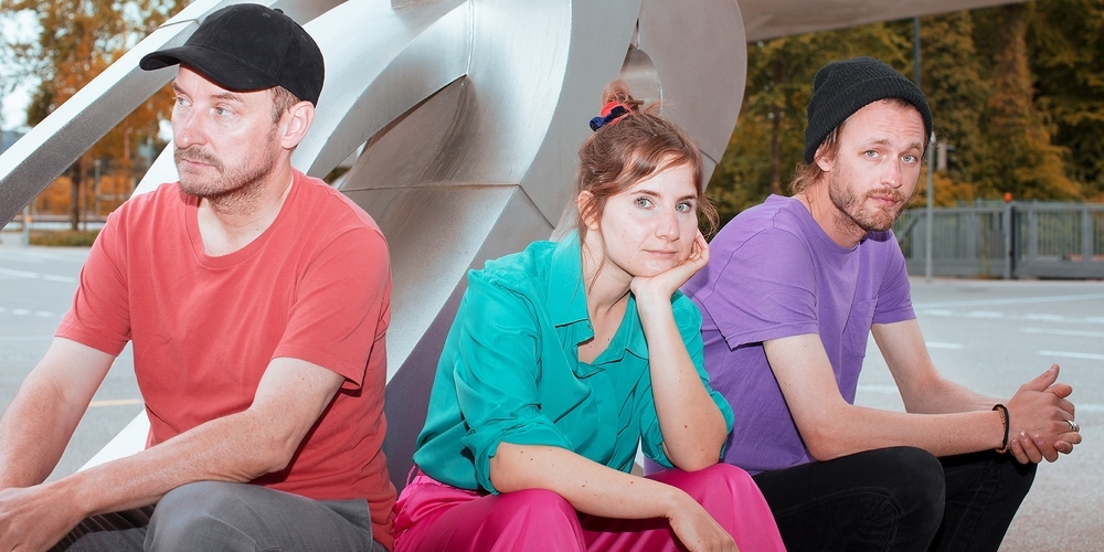 (v.l.) AEIOU mit Oli Kuster (synthesizers), Karin Ospelt (Stimme, Indische Slidegitarre) und Kevin Chesham.